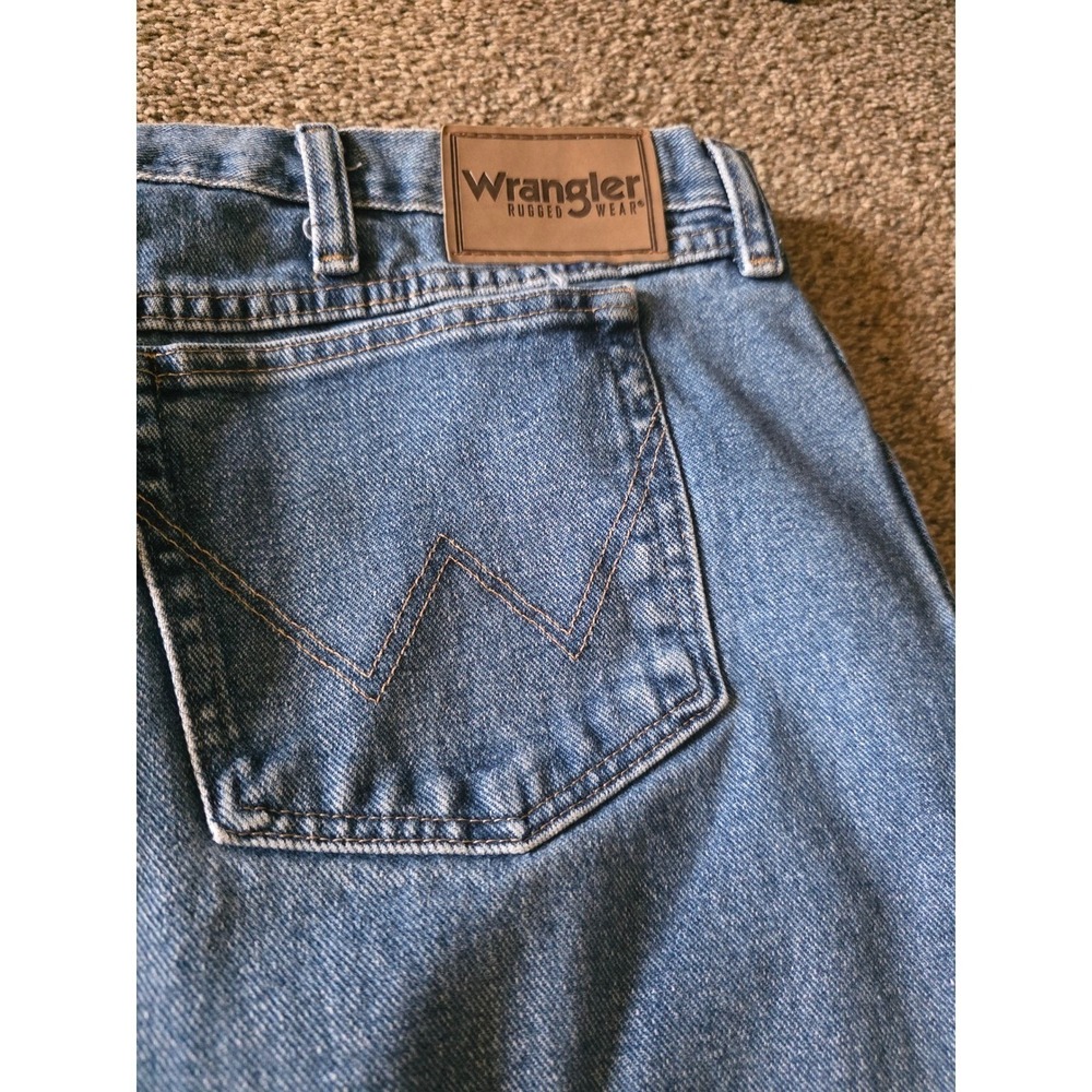 Wrangler Rugged Wear Mens Jeans 44x30 Blue Denim Relaxed Fit Straight Leg - Picture 3 of 9
